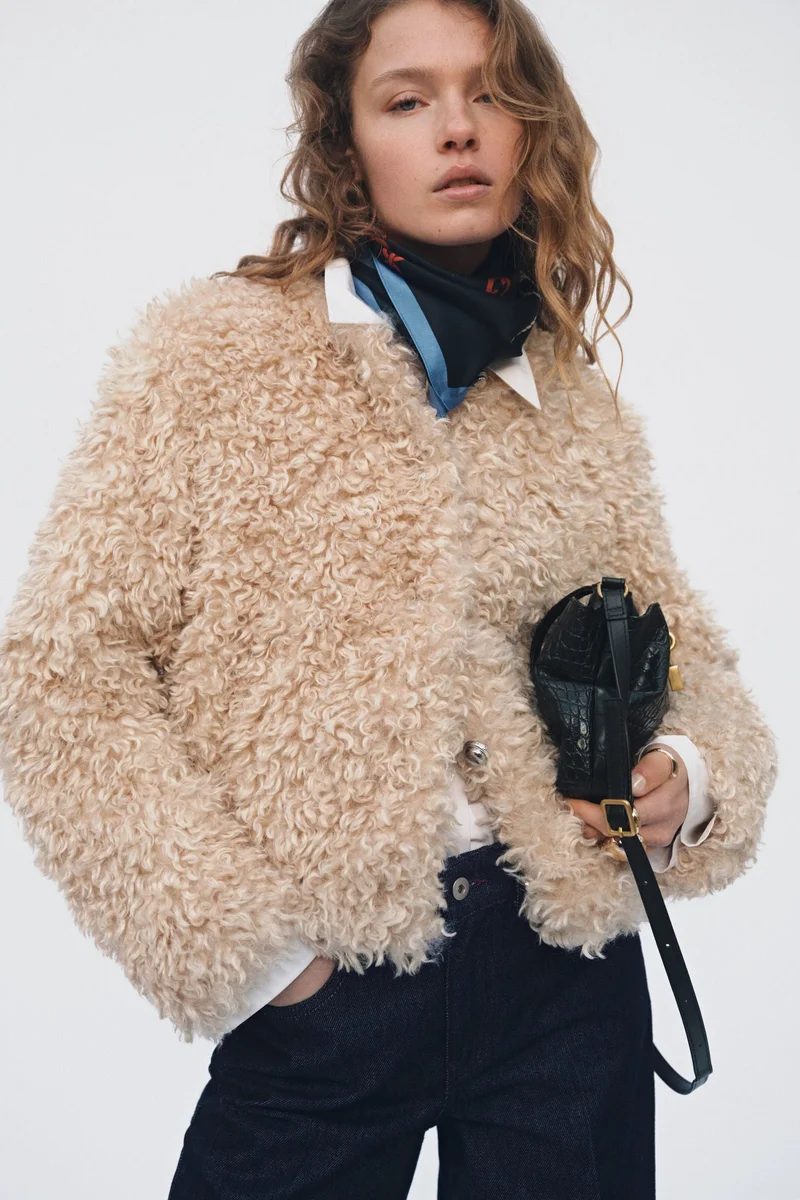 اتش اند ام بنطلون جينز بقصة أرجل باريل وخصر منخفض يصل إلى الكاحل